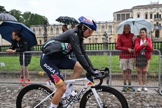 Primoz Roglic au départ de la 16e étape ce mardi 27 mai. KEYSTONE/EPA/LUCA ZENNARO